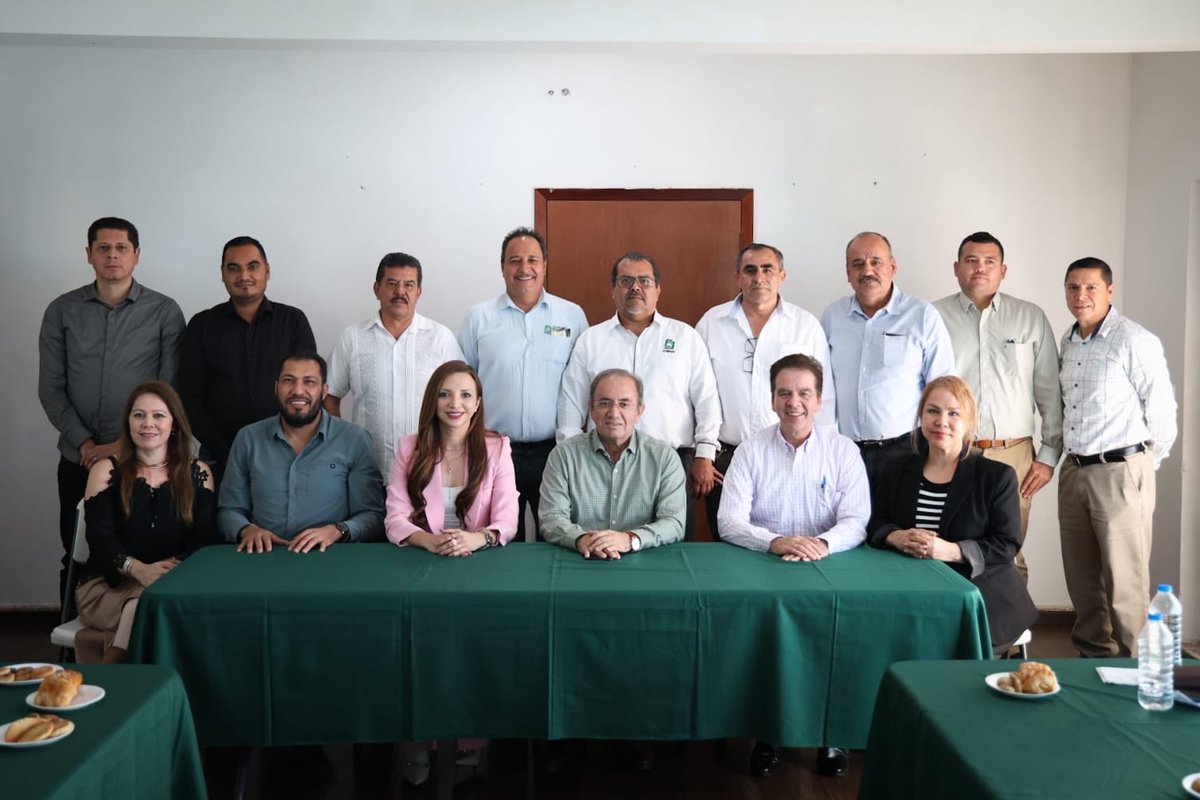 #NoticiasCOBAES En gira por el norte de Sinaloa, el director de COBAES, <a href="/SanInzunza/">Santiago Inzunza Cazares</a>, se reunió con directores de la Zona 03 (Angostura, Badiraguato, Mocorito y Salvador Alvarado) y los convocó a redoblar esfuerzos para mantener la matrícula en el periodo de preinscripciones 2026.