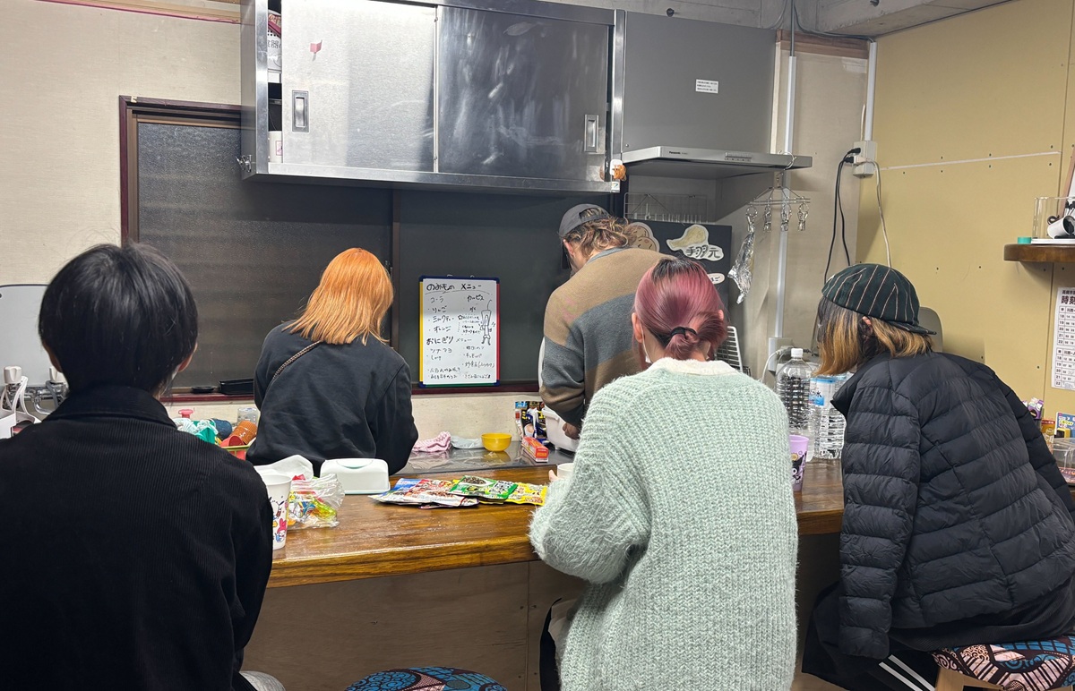 njpw_nyao's tweet photo. 【上村選手in大阪】
昨日は大阪府高槻市にある『ふだんづかいの場所「later on」』も訪問しました⭐️
集まった中高生のみなさんは、特大おにぎりを食べて笑顔が溢れていました😀
#njpw https://t.co/IBvJSBKIG2
