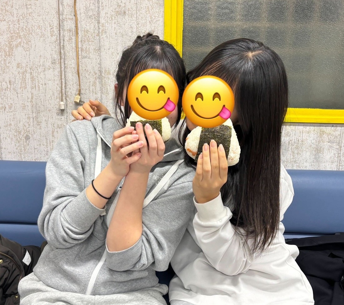 njpw_nyao's tweet photo. 【上村選手in大阪】
昨日は大阪府高槻市にある『ふだんづかいの場所「later on」』も訪問しました⭐️
集まった中高生のみなさんは、特大おにぎりを食べて笑顔が溢れていました😀
#njpw https://t.co/IBvJSBKIG2