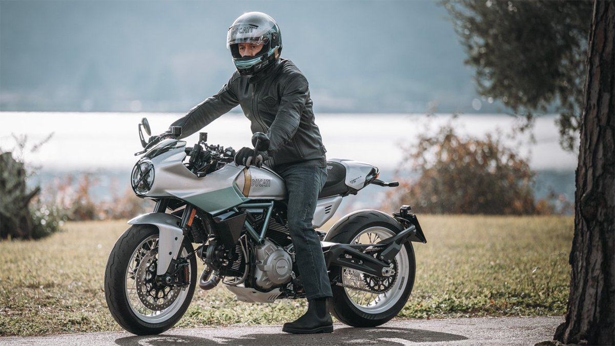 ducati_japan's tweet photo. 873台限定でナンバリングされたコレクターズモデル、ドゥカティFormula 73 が発表されました。伝説的な750 Super Sport Desmo への現代的なオマージュとして誕生しました。
750 SS は、1972年の伝説的レース「イモラ200」で勝利したマシンの直系として、デスモドロミックシステムを搭載した初の市販ドゥカティでした。
この特別なモデルは、伝統を愛し、その歴史を自分のスタイルとして纏いたいライダーのために生まれました。
周囲に埋もれることなく、自らのルーツと個性を大切にする人へ向けた一台です。
独自のアーバン・カ��ェレーサースタイルを細部に宿し、時を超える魅力と強い個性を求める人へ捧げられています。
さあ、あなた自身の「時を超える一台」を手にしませんか？
https://t.co/etCk5s6cd0

#ドゥカティ #Ducati #Formula73 #Ducati100