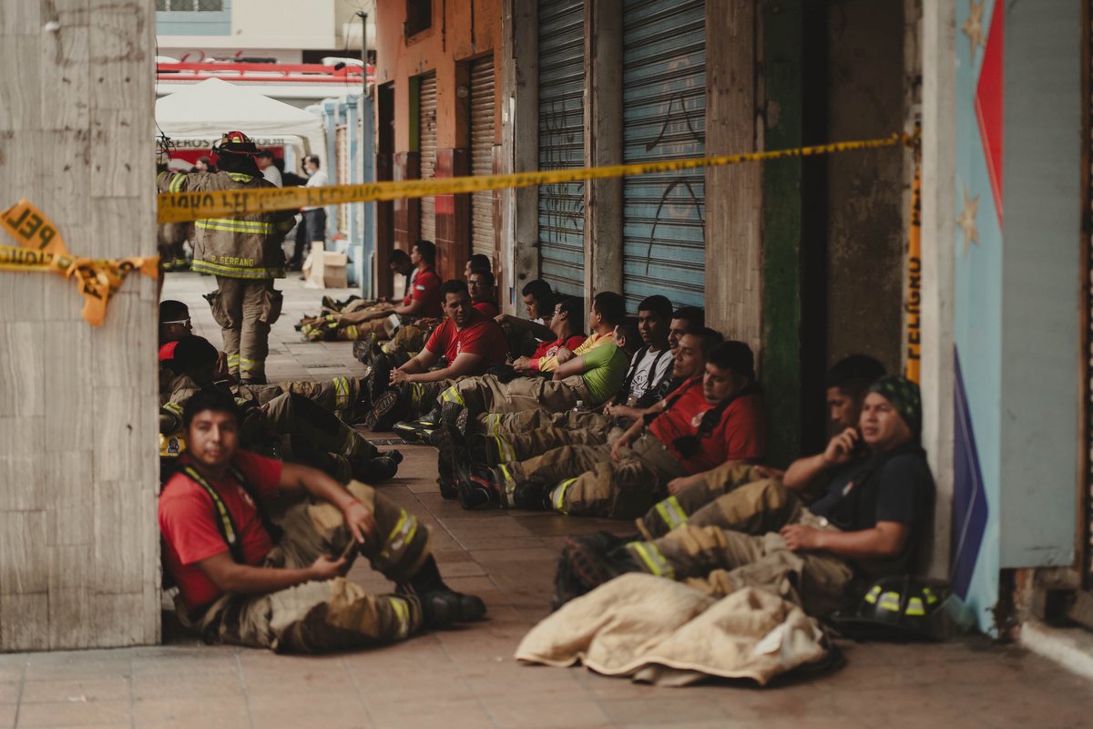 Gloria al Benemérito Cuerpo de Bomberos de #Guayaquil y a sus compañeros de los cantones vecinos por su acción sacrificada y valerosa.

En el próximo desfile que se organice, deben salir todos a aclamarlos por ser los héroes anónimos de la ciudad (una vez más) 💪🏻✊🏻.

📸 RRSS