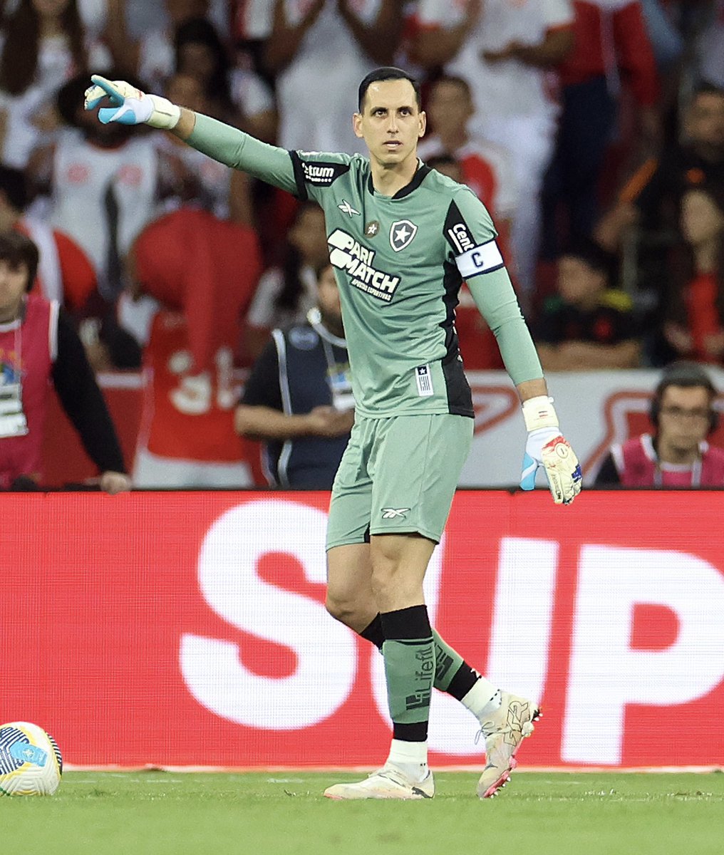 Nos salvou na pré libertadores em 24,nos salvou no beira Rio,parou Brasil e Argentina nas eliminatórias,mas pra diretoria e pro scout não servia,lembrando que aceitou reduzir salário pra 25