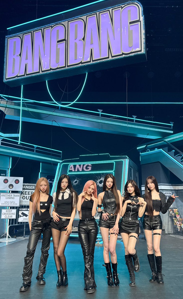 LEES2EO's tweet image. first ignition of bang bang on mcountdown, where six silhouettes bloom beneath neon constellations and trembling light. tonight, the stage inhales their name and exhales euphoria—an electric promise reborn in every step, every gaze, every spark  ࣪˖ ִֶָ⚡︎