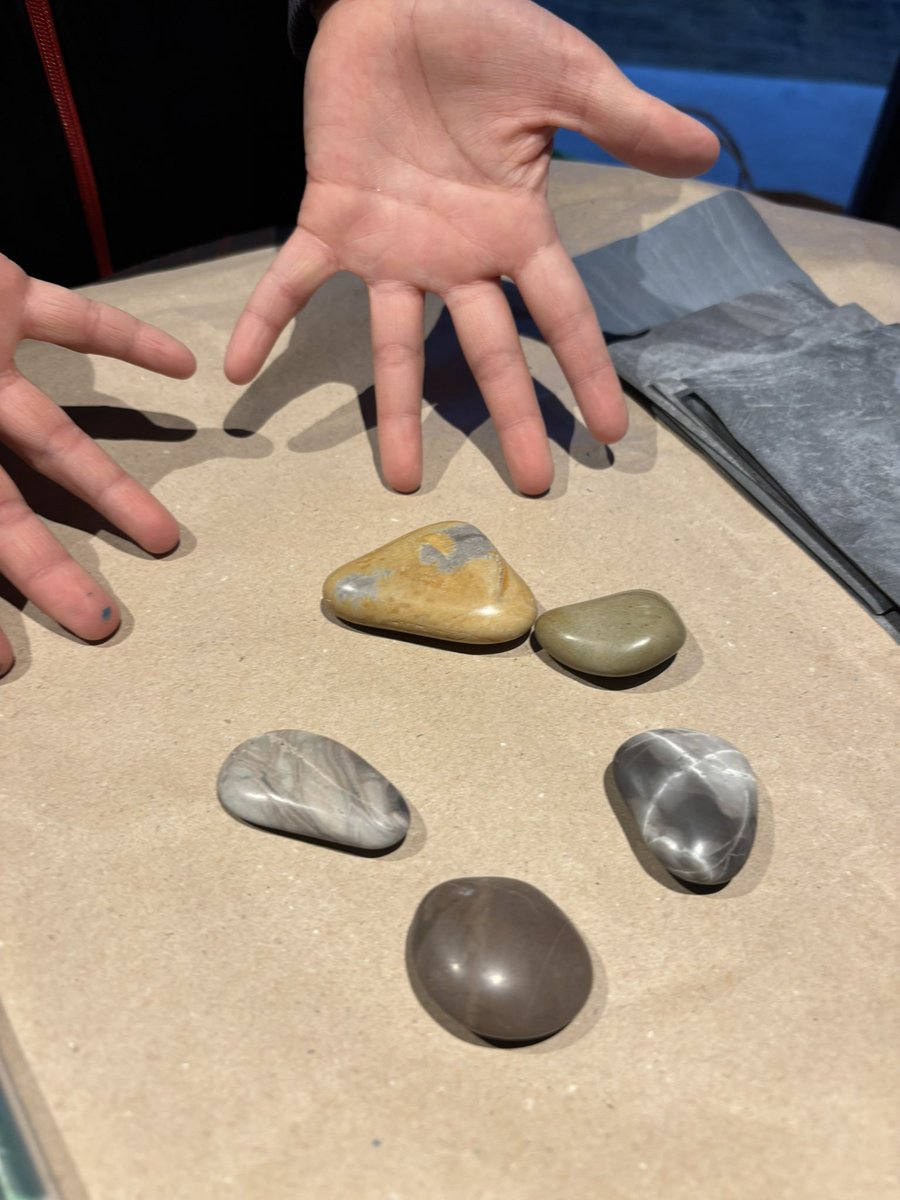 「ただの石を紙やすりでツルツルに磨く会」、三十分ほどでこのくらい光ります