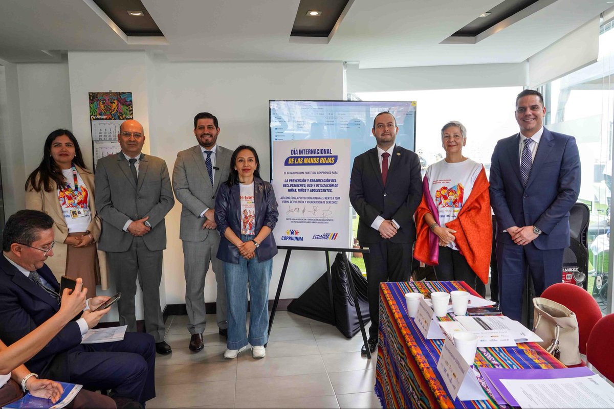 Educacion_Ec's tweet photo. [QUITO] El viceministro de Educación, @AbJltorres, participó en el evento de conmemoración del Día de las Manos Rojas, organizado por International Rescue Committee.

🖐️🔴 Una iniciativa internacional que se realiza cada 12 de febrero, con el objetivo de prevenir y erradicar el reclutamiento, uso y utilización de niños y adolescentes. 👧🕵️

Desde el MINEDEC ratificamos nuestro compromiso de fomentar #ComunidadesEducativasSeguras y Protectoras. 🏫

#ElNuevoEcuador