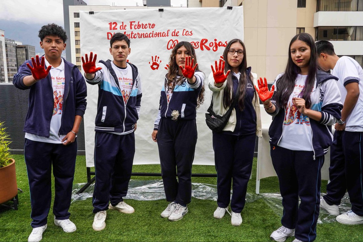 Educacion_Ec's tweet photo. [QUITO] El viceministro de Educación, @AbJltorres, participó en el evento de conmemoración del Día de las Manos Rojas, organizado por International Rescue Committee.

🖐️🔴 Una iniciativa internacional que se realiza cada 12 de febrero, con el objetivo de prevenir y erradicar el reclutamiento, uso y utilización de niños y adolescentes. 👧🕵️

Desde el MINEDEC ratificamos nuestro compromiso de fomentar #ComunidadesEducativasSeguras y Protectoras. 🏫

#ElNuevoEcuador