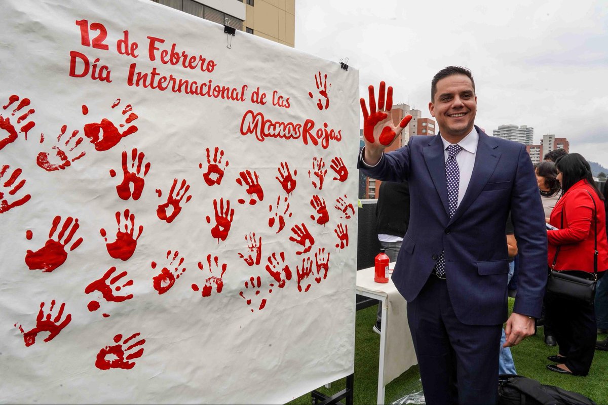 Educacion_Ec's tweet photo. [QUITO] El viceministro de Educación, @AbJltorres, participó en el evento de conmemoración del Día de las Manos Rojas, organizado por International Rescue Committee.

🖐️🔴 Una iniciativa internacional que se realiza cada 12 de febrero, con el objetivo de prevenir y erradicar el reclutamiento, uso y utilización de niños y adolescentes. 👧🕵️

Desde el MINEDEC ratificamos nuestro compromiso de fomentar #ComunidadesEducativasSeguras y Protectoras. 🏫

#ElNuevoEcuador