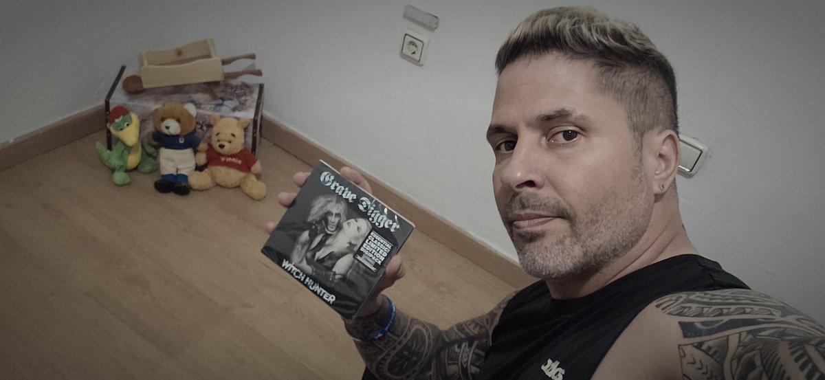 GRAVE DIGGER "WitchHunter" edición remasterizada 2025 por el sello Listenable records. Originalmente el álbum fue lanzado en 1985 por el sello Noise records.