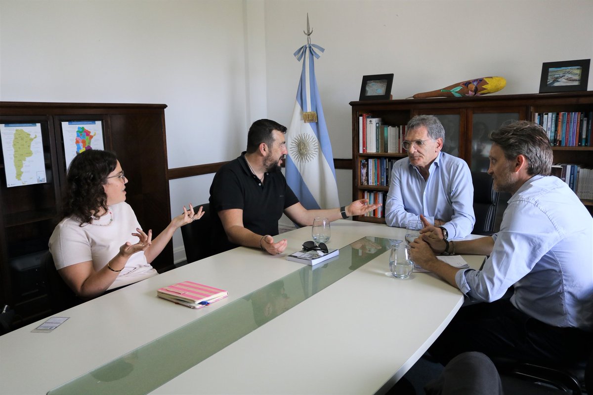 clauavruj's tweet photo. Nos ocupa pensar y trabajar en pos del desarrollo de las comunidades y su gente lo que requiere socios en la tarea. Un fructífero encuentro hoy con Marcelo Acsebrud y Wanda Wurman, presidente y directora de @cadena_ong. https://t.co/cz1wUTHfbH