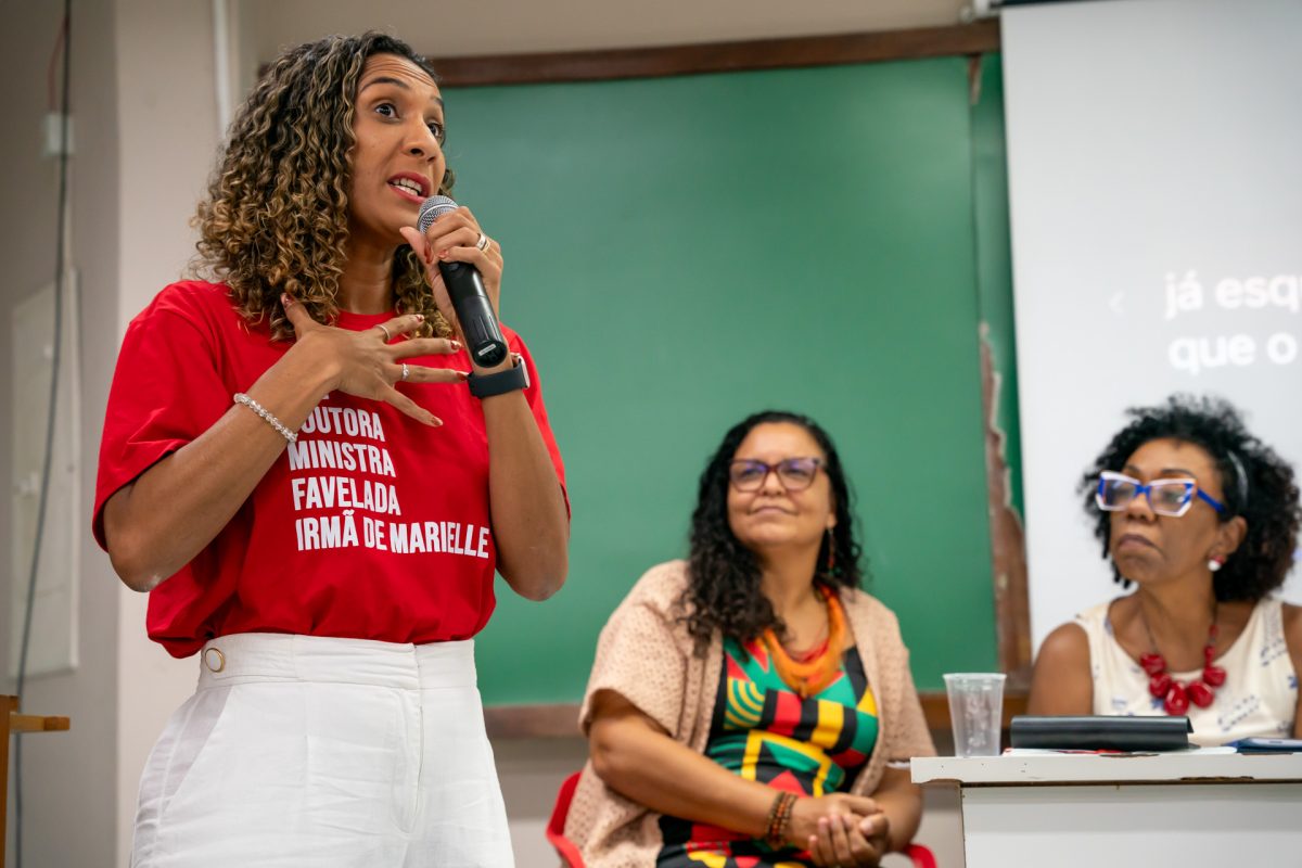 Ministra Anielle Franco torna-se doutora na UFRJ com pesquisa sobre discurso de ódio, racismo e mulheres negras na política. Saiba mais: tinyurl.com/ministra-torna…

#ufrj #pesquisa #doutorado