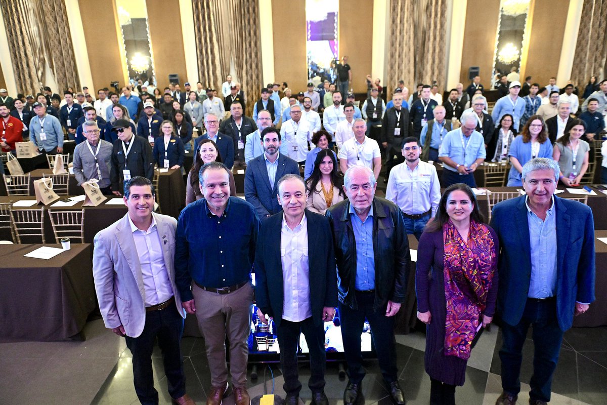 Esta mañana participé en el 4º Simposium Internacional de la Vid, un espacio que reúne a productores, especialistas y autoridades para compartir innovación y fortalecer una de las actividades agroexportadoras más importantes de Sonora. 

Fue un honor acompañar, junto al