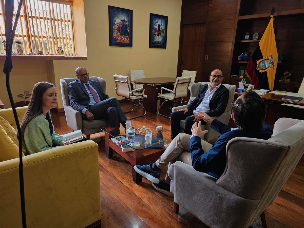 jotalloretv's tweet photo. Con #Brasil somos hermanos. 🇧🇷🇪🇨🤝 Hoy nos reunimos con Flávio Soares Damico, embajador de Brasil en #Ecuador y Andrés Eljuri, Cónsul honorario 🇧🇷 en #Cuenca.

Nuestro compromiso para colaborar en todas las acciones que beneficien a esta hermandad histórica que tenemos. 🙌

@AzuayPrefectura 
@brasilenecuador