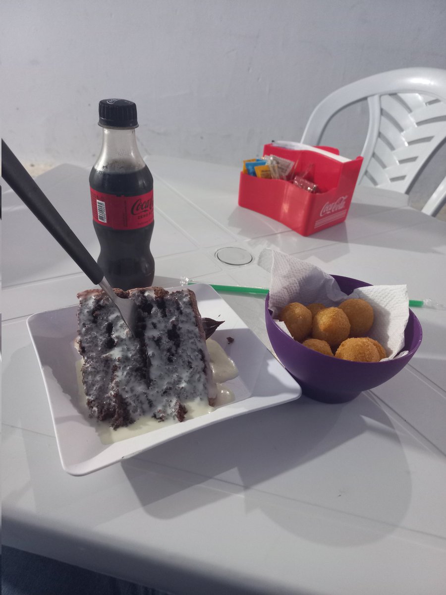 bernardof_rocha's tweet photo. fiz minha própria festa dps da finalização da disciplina do ppgec pq não aguento mais e preciso de felicidade https://t.co/ibCkiN6Lge