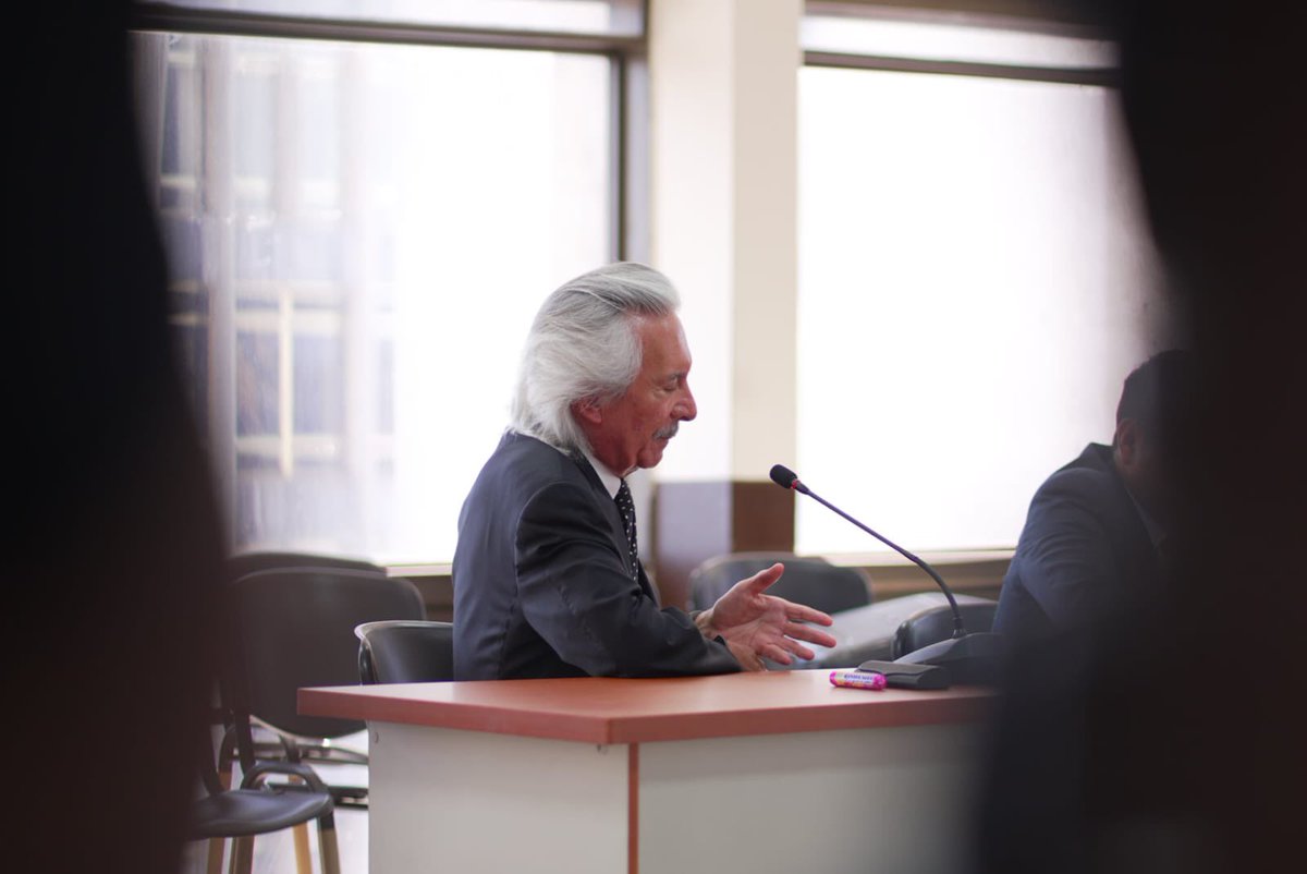 🚨#URGENTE Juez ordena liberar al periodista Jose Rubén Zamora 

El fundador de elPeriódico podrá recuperar su libertad y enfrentar los dos procesos penales en su domicilio, por orden del juez José Morales, que negó la petición de la FECI. 

📸 Prensa Comunitaria