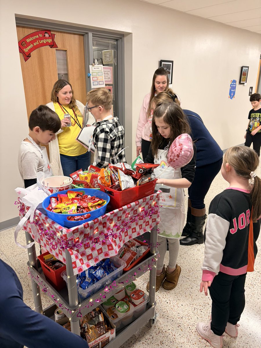 teacher_cdaum's tweet photo. Happy early Valentine’s Day from the Cardinal Snack Cart! We loved practicing our social and job skills by delivering treats to our staff! ❤️🍭 #centralcards @SD113A https://t.co/D8OstQScBy