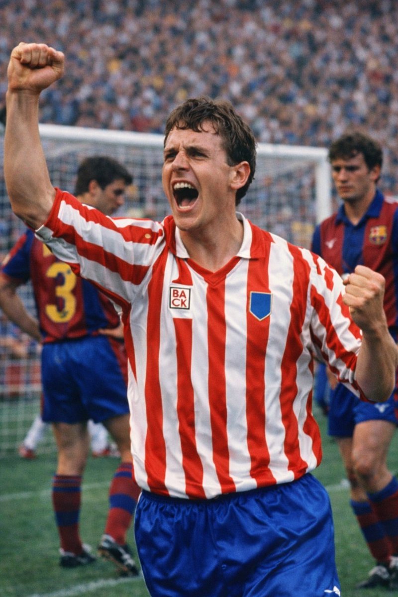 BACKOLDFOOTBALL's tweet photo. Los Atleti - Barça de los 90, eran muy BACK https://t.co/hra6ZBOwvb