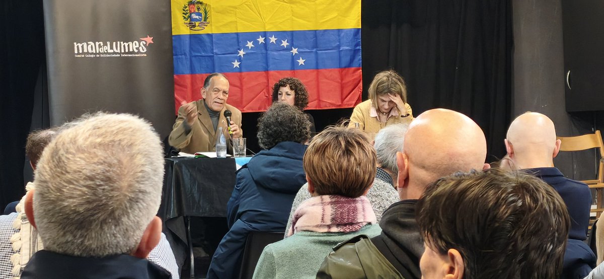 mardelumes's tweet photo. Clarificadoras palavras em #Compostela do cônsul geral da #Venezuela, Martín Pacheco, e de Ana Mosquera, presidenta da @agabohc, desmontando o relato imperialista na guerra mediática e cognitiva do imperialismo contra os povos. A Revoluçom Bolivariana continua! https://t.co/IHBurOV4Ja