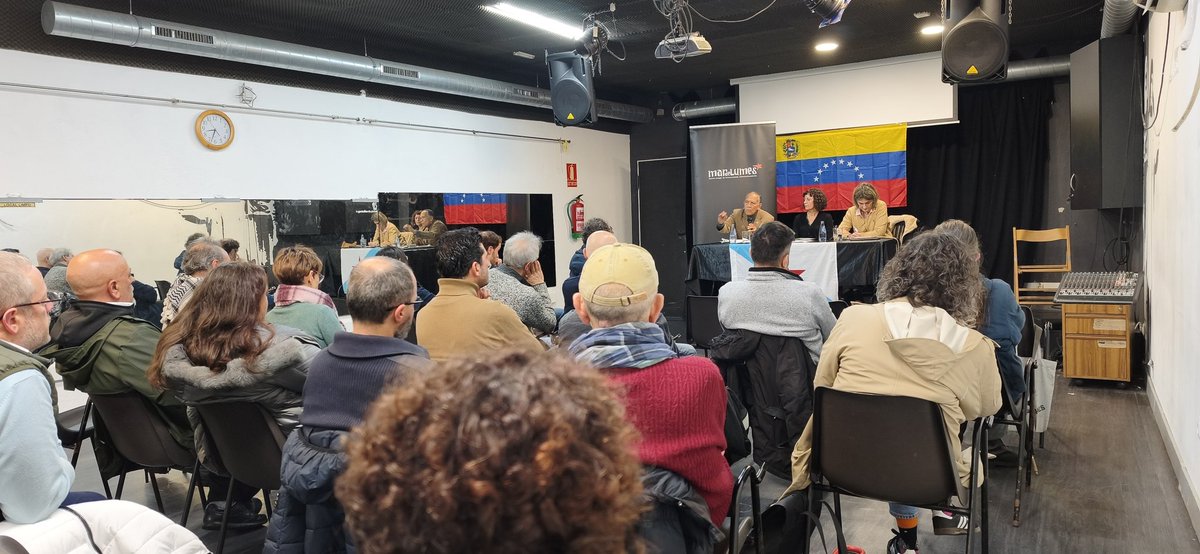 mardelumes's tweet photo. Clarificadoras palavras em #Compostela do cônsul geral da #Venezuela, Martín Pacheco, e de Ana Mosquera, presidenta da @agabohc, desmontando o relato imperialista na guerra mediática e cognitiva do imperialismo contra os povos. A Revoluçom Bolivariana continua! https://t.co/IHBurOV4Ja