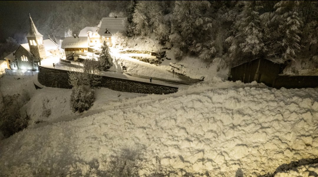 MeteoGrenoble38's tweet photo. ⚠️ Avalanche de grande ampleur ce soir à Vaujany.
L’avalanche atteint la route, désormais recouverte par plusieurs mètres de neige. 

📷 Sarah https://t.co/rhCxGwTrla