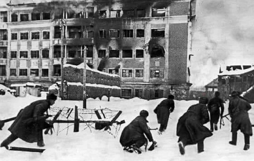 ВОРОНЕЖ,единственный город в Европе, где фашисты не смогли установить власть и назначить бургомистра. 
Записываться в полицию не пришёл ни один человек!
Это вам не укрож..пы, встречавшие фрицев улыбками, цветами и зигами рук!