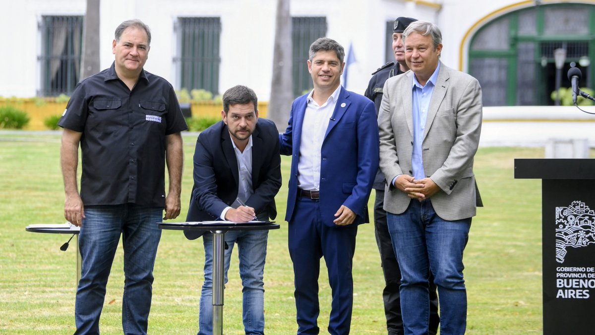 CascallaresPJ's tweet photo. Almirante Brown y seis municipios más adherimos hoy al programa provincial "Entramados" que constituye una política pública destinada a prevenir y combatir el delito juvenil.

Mientras tanto en nuestro distrito impulsamos a "Involucrados", una experiencia enmarcada en la Justicia Restaurativa a partir de la cual le damos la oportunidad a decenas de jóvenes de finalizar sus estudios o ingresar en el mundo laboral alejándose del delito y asumiendo un nuevo proyecto de vida.

#BrownConVos