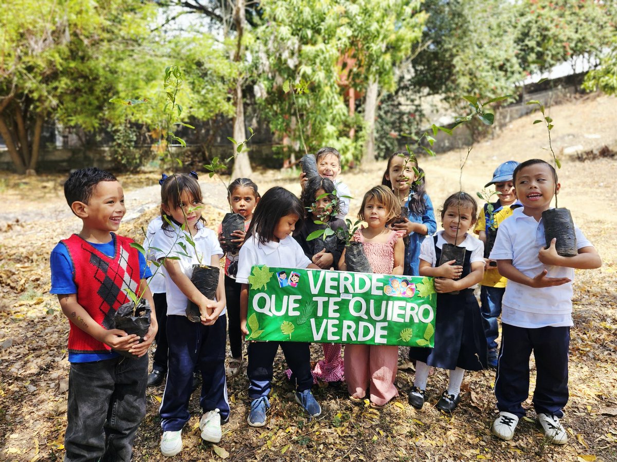 AdelanteSiempr_'s tweet image. Niños y niñas del Programa Amor participaron en jornada de siembra y ornamentación en el CDI Dulce Sonrisa de Ocotal, promoviendo el cuido de nuestros recursos naturales, junto al Movimiento Guardabarranco y MIFAM. 🌿🌼 #PlanetaVerde