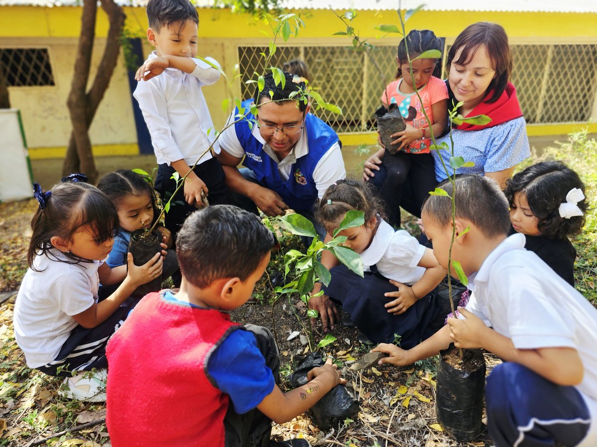 AdelanteSiempr_'s tweet image. Niños y niñas del Programa Amor participaron en jornada de siembra y ornamentación en el CDI Dulce Sonrisa de Ocotal, promoviendo el cuido de nuestros recursos naturales, junto al Movimiento Guardabarranco y MIFAM. 🌿🌼 #PlanetaVerde