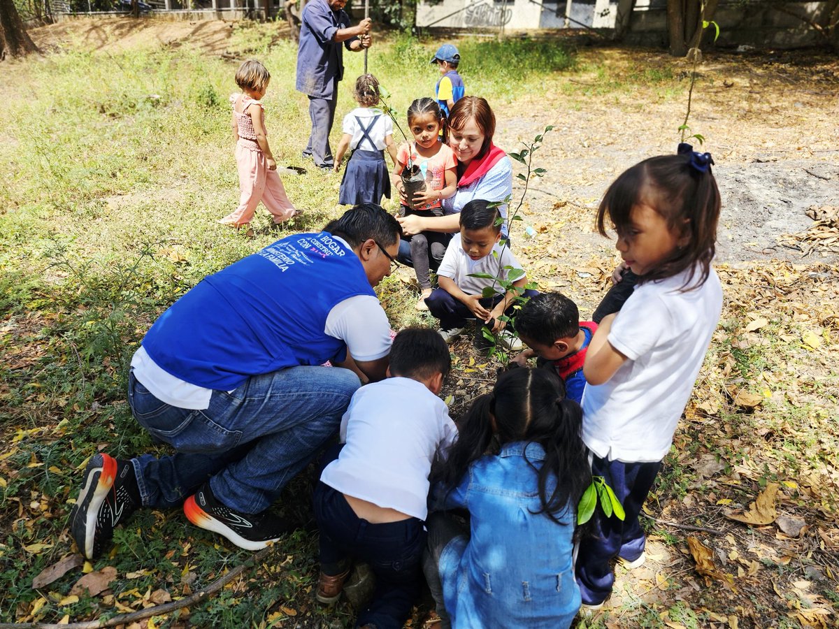AdelanteSiempr_'s tweet image. Niños y niñas del Programa Amor participaron en jornada de siembra y ornamentación en el CDI Dulce Sonrisa de Ocotal, promoviendo el cuido de nuestros recursos naturales, junto al Movimiento Guardabarranco y MIFAM. 🌿🌼 #PlanetaVerde