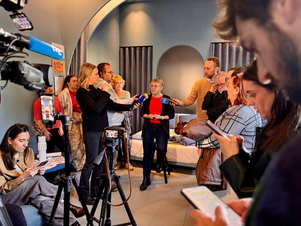 La alcaldesa de Valencia <a href="/mjosecatala/">María José Catalá</a> nos cuenta que ha acabado con 1.000 pisos turísticos.

Para demostrar que miente, <a href="/papirusa/">Papi Robles</a> de <a href="/compromis/">Compromís</a> alquila uno de los pisos que dice la alcaldesa que ya no existen y hace una rueda de prensa desde el mismo.

Troleo épico jajaja.
Así sí