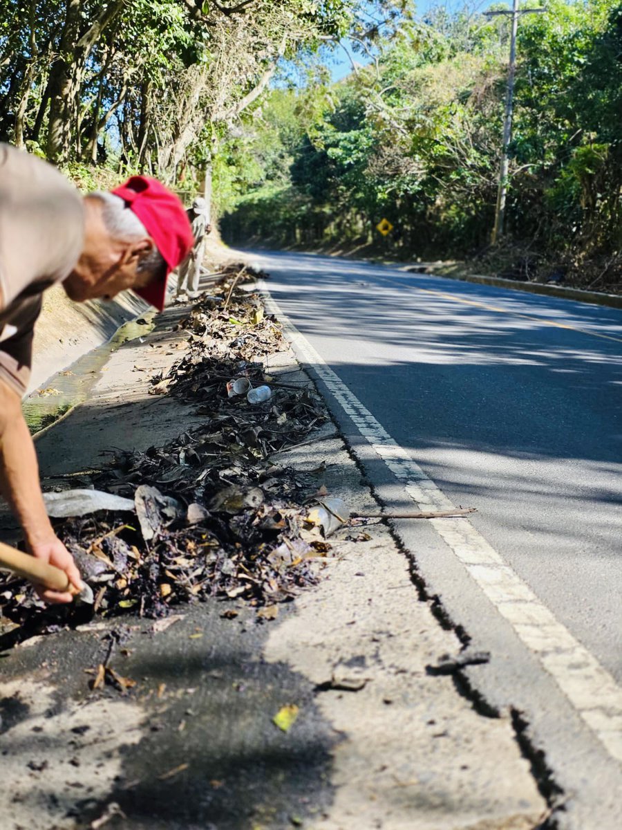 DistritoNc's tweet photo. ¡Calles despejadas y seguras en la ruta a Huizúcar! 🚗

Realizamos la limpieza de canaletas para asegurar que nuestras vías estén libres de acumulaciones de agua. Trabajamos día con día para que transites por calles más limpias y seguras.

#MilagroNavas #LaLibertadEste https://t.co/qGLbWRw22w