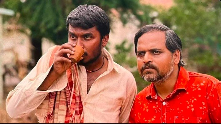 MrMishra's tweet photo. एक आधी अधूरी खबर फैला कर ये अफवाह फैलाई जा रही है कि-

अमेरिका से ट्रेड डील मे भारतीय textile को 18% टैक्स देना पड़ेगा जबकि बांग्लादेश को 0%

ये आधी खबर है....
पूरी खबर ये है कि बांग्लादेश को 0% tariff के पीछे एक शर्त भी है शर्त ये कि वो अमेरिकी यार्न (धागे) इस्तेमाल करेगा। 

मान लीजिए कि एक कपड़ा 100/- मे बनता है, और उसमे 40/- का यार्न लगता है। 

अमेरिकी यार्न भारतीय यार्न से 30% महँगा है, यानी उसकी लागत पडी 52/-

इसके अलावा अमेरिका से मंगाने मे लॉजिस्टिक्स के खर्च 10/- मान लें तो लागत हो गई...62/- रुपए

यानी भारतीय यार्न से 22/- महँगा। 

बांग्लादेश को tariff पर 100/- पर 18/- की छुट मिलों है, लेकिन यार्न की वजह से 22/- खर्च हो रहे हैं। 

यानि भारतीय कपड़े की कीमत हुई 118/- 
जबकि बांग्लादेशी कपड़े की कीमत हुई 122/- 

बांग्लादेश पर अमेरिका ने 19% tariff लगाया है। textile को छोड़ कर जबकि भारत पर 18%

भारत हर मामले मे दूसरे देशों के मुकाबले फायदे मे है।