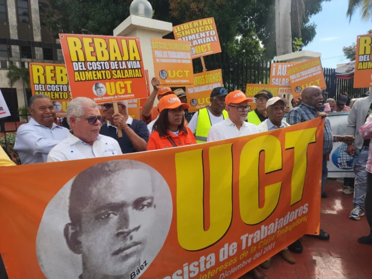 “28 años de servicio y un salario de miseria”: trabajadores del Ministerio de Educación claman por dignidad laboral

Amplía en acento.com.do/actualidad/28-… #Acento #AcentoDiario