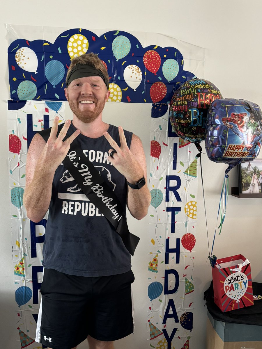 runningonroads's tweet photo. Yesterday I kicked off Year 3️⃣2️⃣ a 3.2 mile run. Had to get those miles in before a day of fun and feasting. Although it wasn’t my best 5K, I still managed to finish strong.

Plus a 132 floor climb on our indoor stairmaster!! 🏃💪🏻 https://t.co/Bm9dmsIFk0