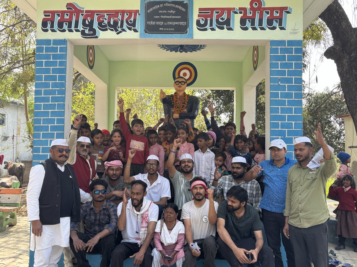 mgnregabachao's tweet photo. मोदी सरकार द्वारा मनरेगा में किए गए मजदूर विरोधी बदलावों और नए कानून VB-G RAM G के विरोध में निकाली जा रही युवा गांधीवादियों की ‘मनरेगा बचाओ यात्रा’ 12 फ़रवरी को सादात के डोरा गाँव से निकलकर डोरियाँ, शिकारपुर, उकराव में महिला मज़दूरों से संवाद करते हुए, गहनी, प्यारेपुर चट्टी में महिला मज़दूरों से संवाद करते हुए, डढ़वाल, आतमपुर, छपरा से रघुवंश चौराहा पर मीडिया को संबोधित करते हुए सिसवापार, बुढ़नपुर में महिलाओं से संवाद करते हुए फिर सरदरपुर में सभा करते हुए कनेरी, रफ़ीपुर होते हुए सैदपुर पहुँची। 

यात्रियों ने गाँव-गाँव पहुंचकर महात्मा गांधी के ग्राम स्वराज के सपने को साकार करने वाले मनरेगा जैसे अधिकार आधारित क़ानून के बहाली का संकल्प लिया और नये क़ानून VB- G RAM G के आने के बाद महिला मज़दूरों के मन में पैदा हुए अविश्वास को समझा।

#MGNREGABachao
#MGNREGABachaoYatra
