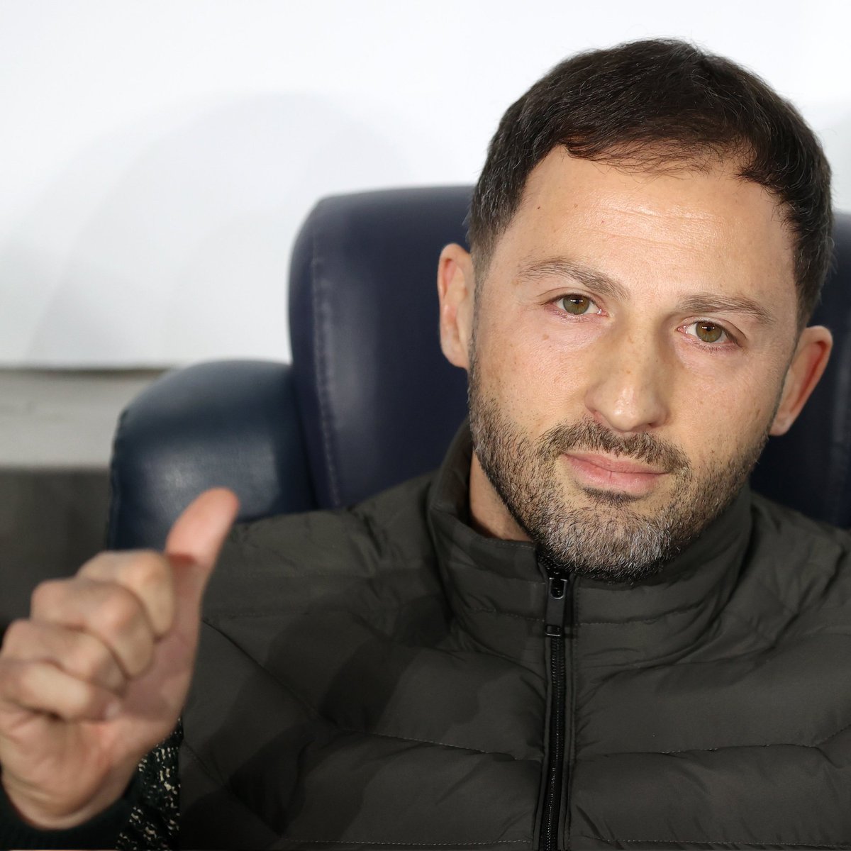 Şu adama gariban muamelesi yapmaya çalışan yerli hoca müridlerine bir kez daha hatırlatmakta fayda var,

40 yaşındaki bu adamın kariyerinde,
◽Leipzig 
◽Schalke 
◽BELÇİKA MİLLİ TAKIMI 
  var.

Müridliğini  yaptığınız ve kariyerini
 'Fenerbahçe'de bir fırsat oluşsa da kapağı