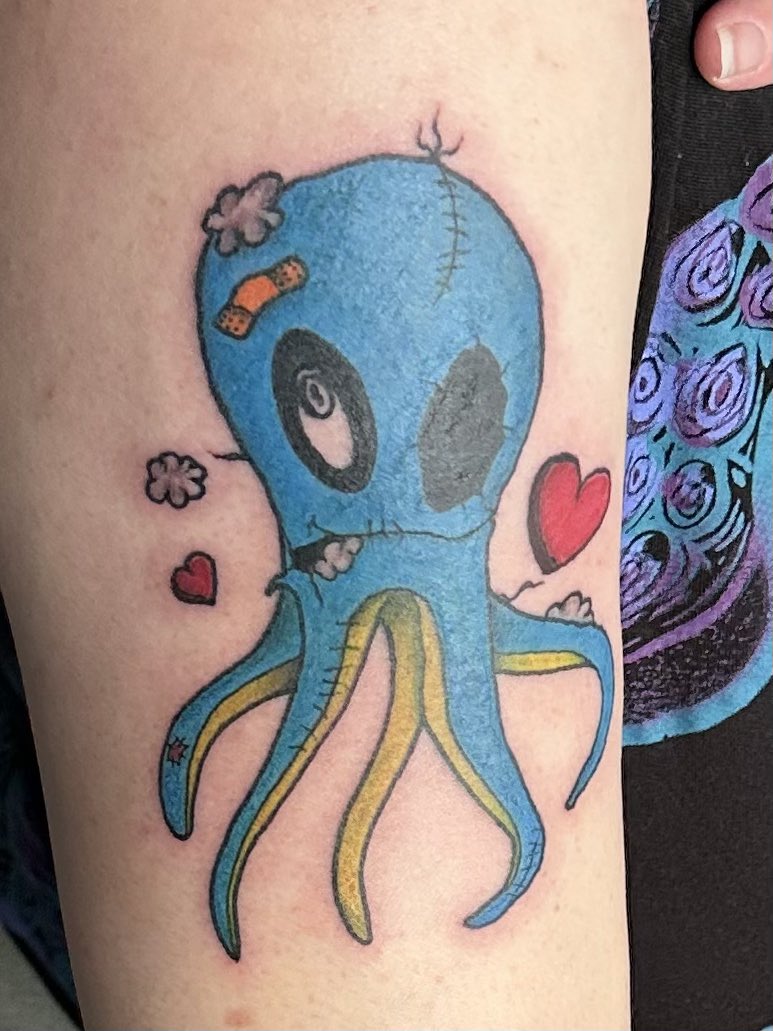 Dull Lass On The Train tweet media