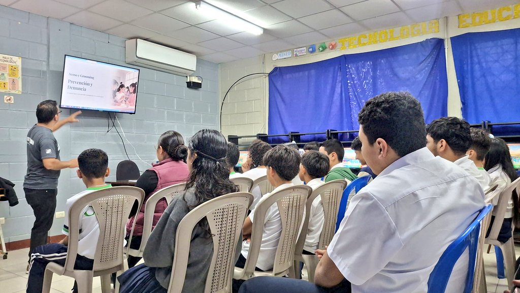 💻📱Jornada Tecnológica
Abordamos el tema Acoso y Grooming: prevención y denuncia, con diálogo, video y señales de alerta.
También usamos la plataforma “Protocolo: El Internet Seguro” para fortalecer el aprendizaje. 🌐🛡️
INACS Jinotega 
 #InternetSeguro
<a href="/minednicaragua/">Ministerio de Educación Nicaragua</a> <a href="/DJinotega/">Ministerio de Educación Jinotega</a>