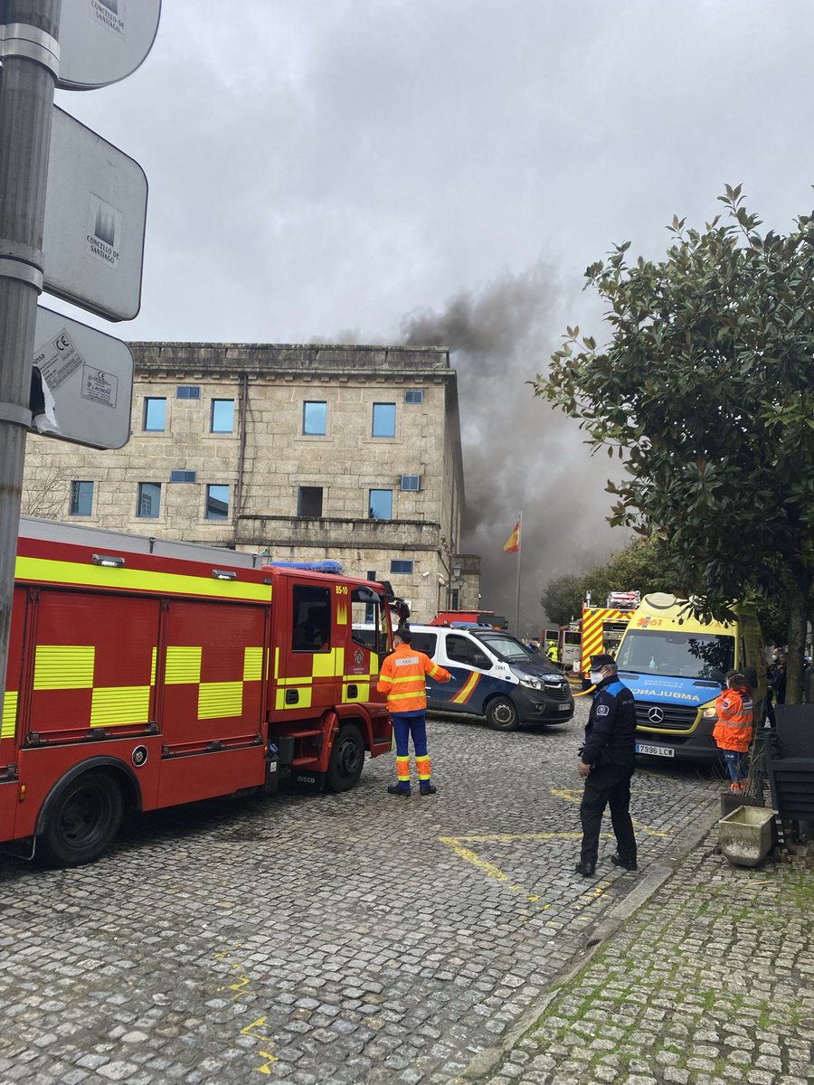 JuanSup's tweet photo. Agradecimiento al cuerpo de bomberos De Santiago de Compostela por el inmenso trabajo realizado hoy en la Comisaría De Santiago 
Más de 6 horas luchando  gracias a vuestra ayuda se pudo salvar la  Comisaría https://t.co/sFx4giv0Op