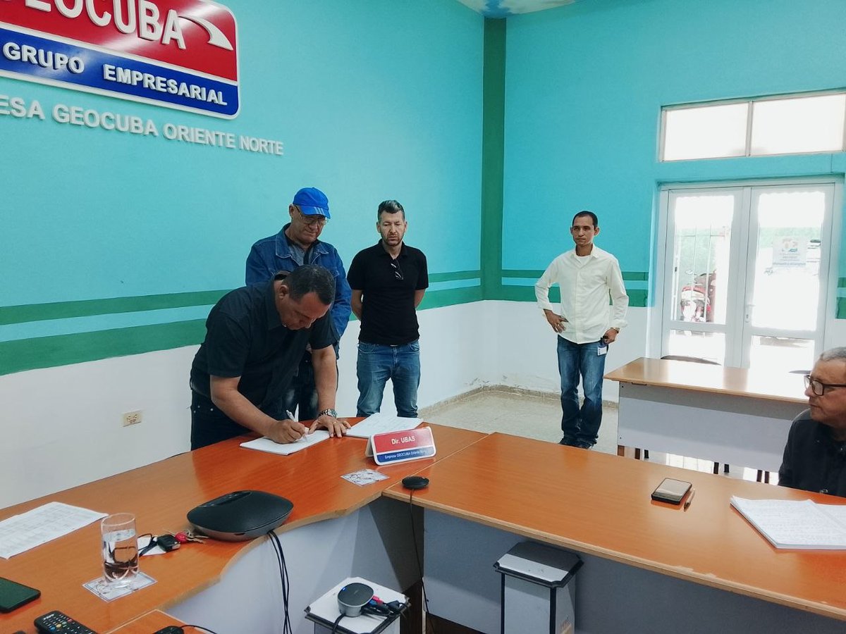 Se llevó a cabo el acto de entrega del cargo del director de la UEB de Servicios en #GeocubaON. Agradecemos la dedicación y liderazgo durante esta etapa del compañero Teruel y dimos la bienvenida a Julian quien asume el reto de continuar impulsando las tareas. #Cuba.