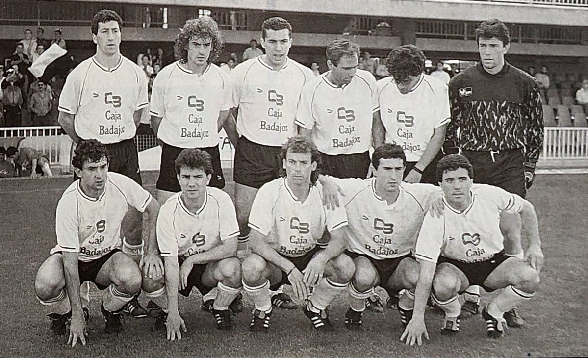 📸 Mérida 90/91.

🔺 Un equipo que ascendió a 2ª División por primera vez en su historia.

👥 Blázquez, Javi, Marrero, Pla, Juan Díaz y Rodri (arriba). Pariente, Barrio, Ricardo, Toribio y Carrasco (abajo).

📋 Entrenadores: Martín Doblado/José Enrique Díaz.