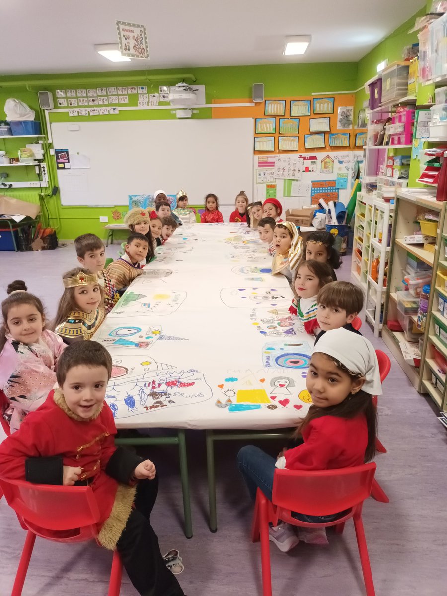 Día 96. El #Carnaval2026 comenzó hoy jueves con las celebraciones escolares en las que el disfraz es el gran protagonista de la fiesta. Grecia, México, China, Fiyi y Egipto son los países que visitaremos en nuestra vuelta por el mundo. ¡A viajar!