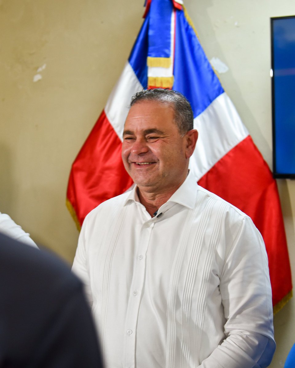 El ministro Francisco Oliverio Espaillat encabezó las juramentaciones de nuevos directores regionales del Ministerio de Agricultura en Baní, Barahona y San Juan de la Maguana.

Asumieron Rafael Omar Landestoy (Regional Central), Ángel Peña Féliz (Regional Sur) y Juan Manuel