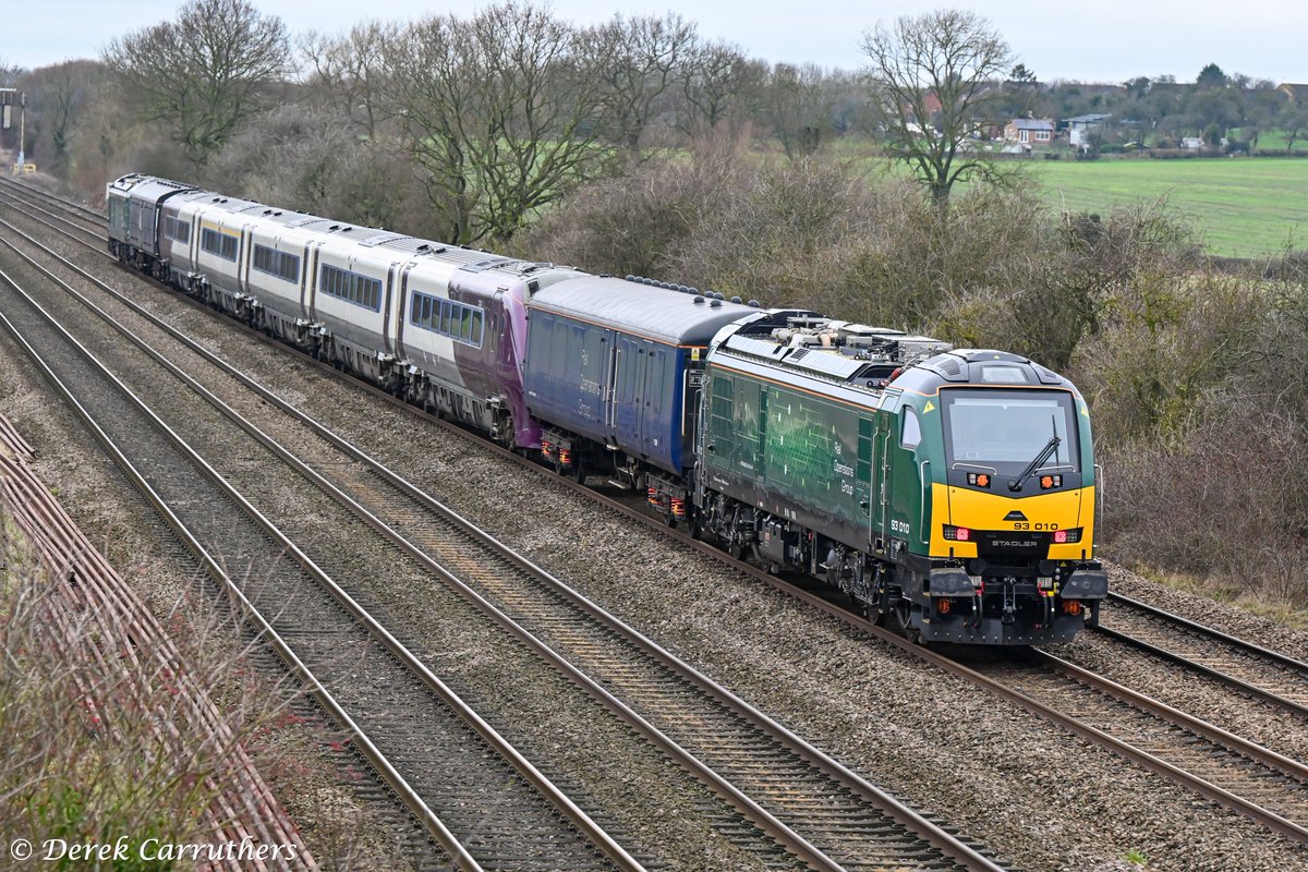 carru12901's tweet image. Rail Operations Group 93002 top &amp;amp; tail with 93010 hauling ex EMR Adelante 180113 plus barriers 6344 &amp;amp; 6330 at Cossington on the 12th February 2026 on the 08:28 (7Q57) Ely MLF Papworth sidings to Derby Litchurch Lane. #MML #class93 #class180