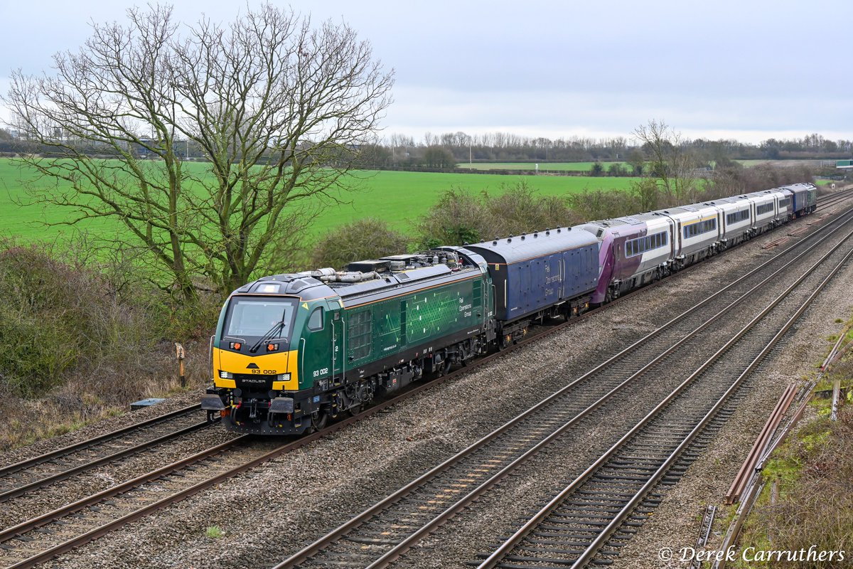 carru12901's tweet image. Rail Operations Group 93002 top &amp;amp; tail with 93010 hauling ex EMR Adelante 180113 plus barriers 6344 &amp;amp; 6330 at Cossington on the 12th February 2026 on the 08:28 (7Q57) Ely MLF Papworth sidings to Derby Litchurch Lane. #MML #class93 #class180