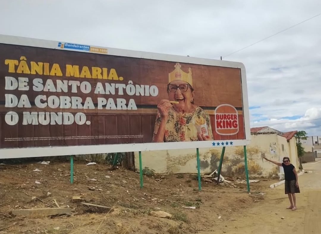 Dona Tânia Maria se vendo em um outdoor do Burguer King ❤️