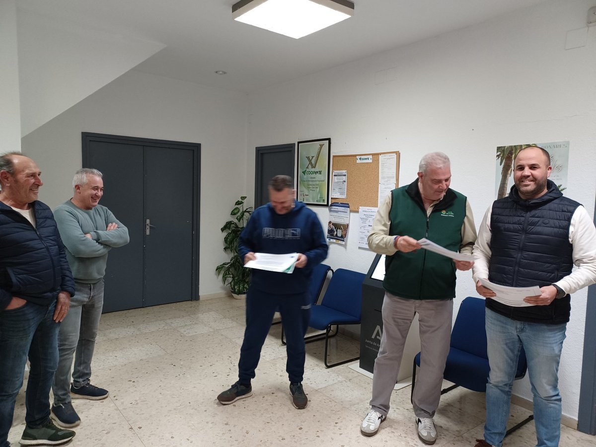 👉Esta tarde hemos entregado los certificados del curso de Biocida para la Higiene Veterinaria, gracias a la colaboración de <a href="/upahuelva/">UPA Huelva 🍓</a>,  seguiremos ofreciendo formación a socios y toda la ciudadanía <a href="/jagarciabonares/">Juan Antonio Garcia</a> @fraymartincarrasco <a href="/AytoBonares/">AytoBonares</a> #DesarrolloLocal