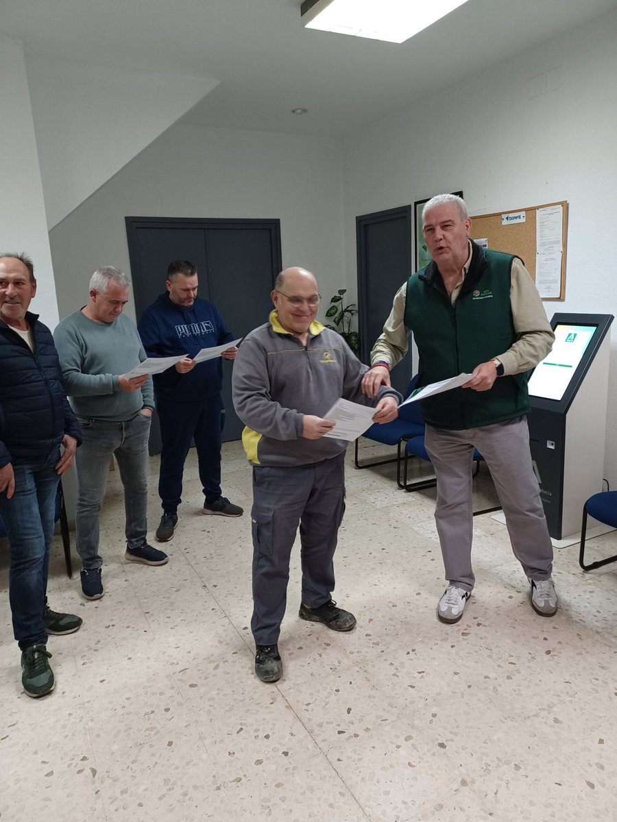 coopinte's tweet photo. 👉Esta tarde hemos entregado los certificados del curso de Biocida para la Higiene Veterinaria, gracias a la colaboración de @upahuelva,  seguiremos ofreciendo formación a socios y toda la ciudadanía @jagarciabonares @fraymartincarrasco @AytoBonares #DesarrolloLocal https://t.co/8PhNRrVBx3