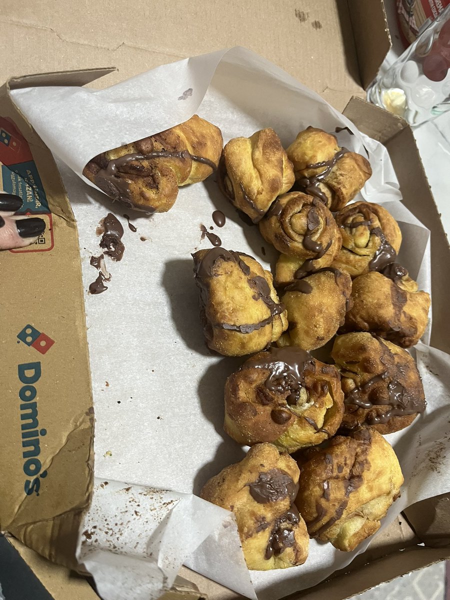 Aysuuozge's tweet photo. reklam yapanlara boll çikolatalı cinnamon roll ama gerçekte olan bu ve marka gözüktüğünden #reklam @dominos @DominosTR https://t.co/AHQ7Y907dm