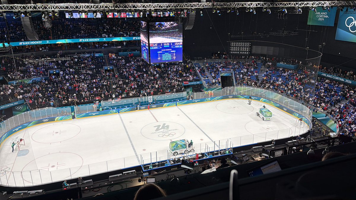 Pēc 1.perioda rezultāts 1:1, bet amerikāņi rauj gabalos Latvijas aizsardzību, ar diagonālām piespēlēm regulāri tiekot līdz brīviem metieniem. Perioda beigās mūsējos divreiz glāba vārtsarga labākais draugs - vārtu stabs <a href="/LRZinas/">Latvijas Radio Ziņas</a>