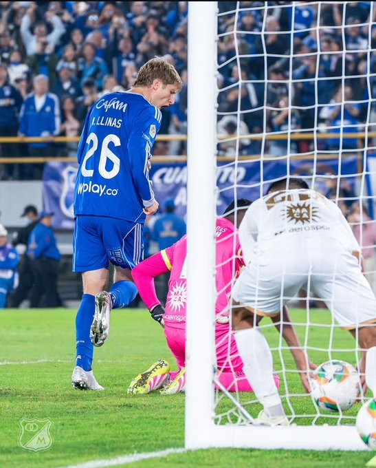 Se creyó muy canchero y terminó arrodillado mientras le gritan el gol en la cara.

Que lindo es el fútbol.